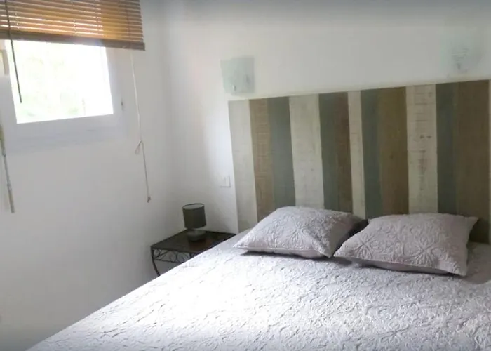 Maison Conviviale à Avec Piscine Partagée 70 M² 8 Personnes