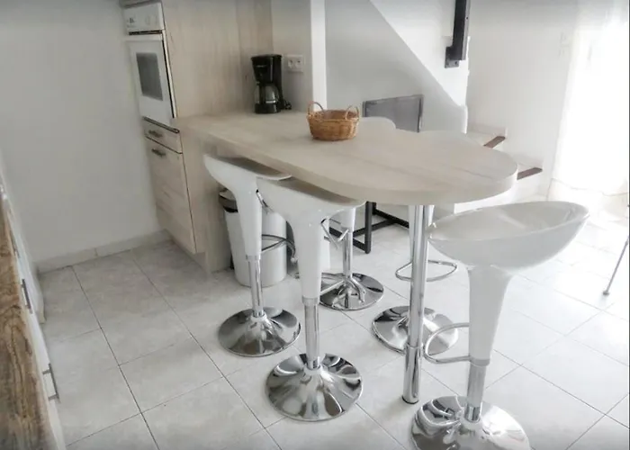 Maison Conviviale à Avec Piscine Partagée 70 M² 8 Personnes *